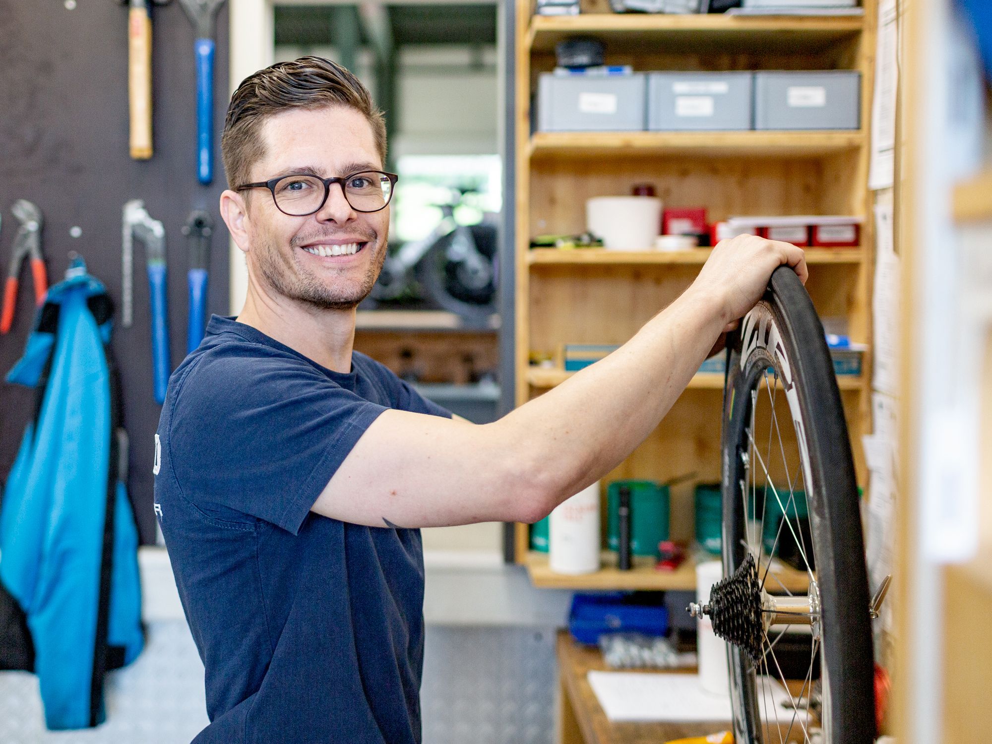 Mechaniker repariert Rennrad